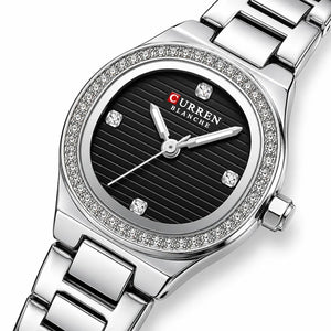 Gros plan du cadran noir de la montre femme argentée Minoran 9101