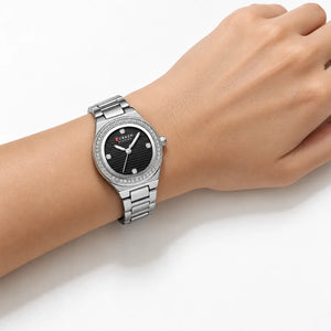 Montre femme argentée à cadran noir Minoran 9101 portée au poignet