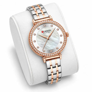 Montre femme bicolore Minoran 9087 présentée sur un coussin blanc