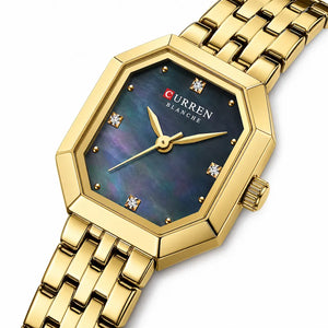 Gros plan diagonal de la montre femme dorée Minoran 9108 et de son cadran bleu