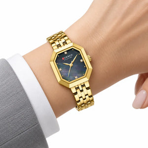 Montre femme dorée Minoran 9108 portée avec une tenue élégante