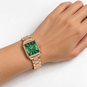 Montre femme couleur or rose à cadran vert Minoran NF5065 portée au poignet