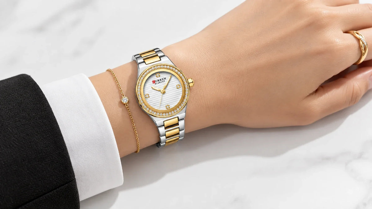Montre femme Minoran bicolore portée avec un bracelet fin doré et une bague discrète.