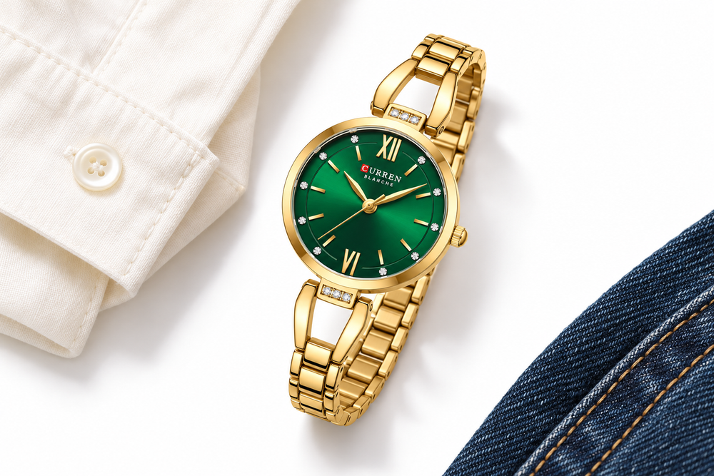 Montre dorée Minoran 9092 à cadran vert, près d’une chemise ivoire et d’un jean bleu, composition créée avec IA.