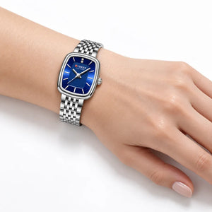 Montre rectangulaire argentée Minoran 9093 portée au poignet, cadran bleu visible