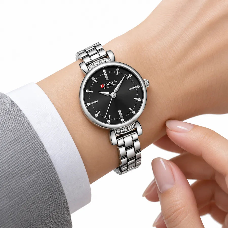 Montre femme argentée à cadran noir Minoran 9098 portée avec une chemise blanche