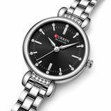 Montre femme argentée à cadran noir Minoran 9098 en vue diagonale rapprochée