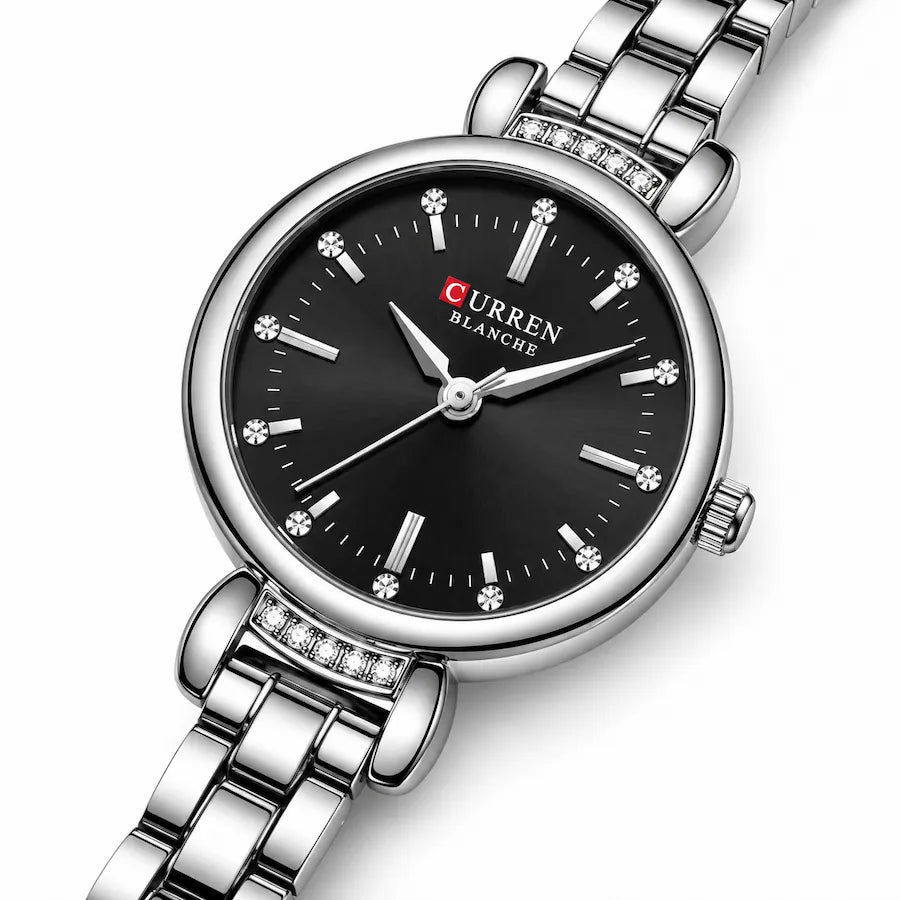Montre femme argentée à cadran noir Minoran 9098 en vue diagonale rapprochée