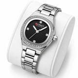Montre femme argentée à cadran noir Minoran 9101 sur coussin blanc