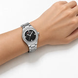 Montre femme argentée à cadran noir Minoran 9101 portée au poignet