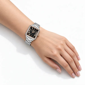 Montre femme argentée à cadran noir Minoran NF5065 portée au poignet
