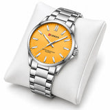 Montre femme argentée Minoran 9090 à cadran orange posée sur un coussin blanc