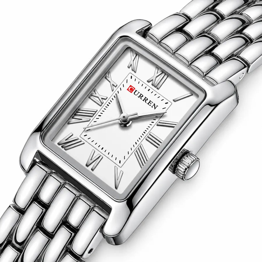 Gros plan de la montre femme argentée Minoran 9115 et de son cadran rectangulaire