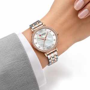 Montre femme bicolore Minoran 9087 portée avec une tenue élégante