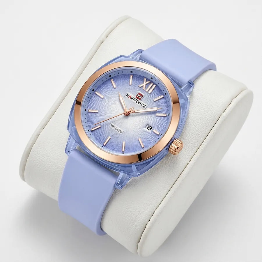 Montre femme Minoran NF6111, bracelet en silicone bleu clair et cadran bleu clair, présentée sur un coussin blanc