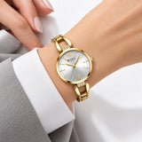 Montre Minoran 9092 dorée portée au poignet avec une chemise