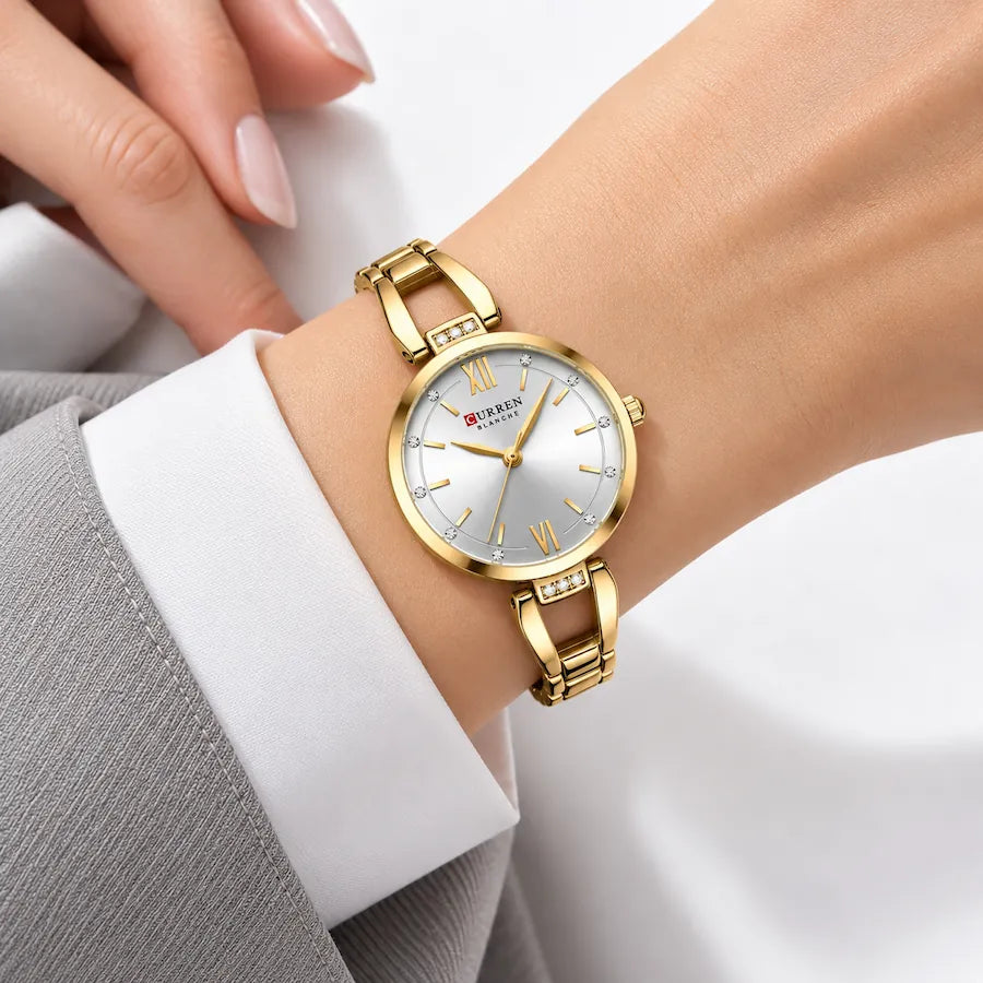 Montre Minoran 9092 dorée portée au poignet avec une chemise