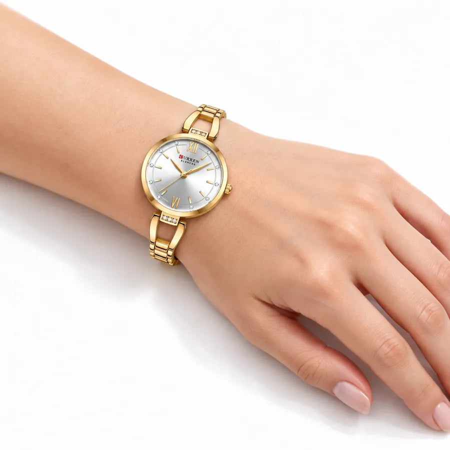 Montre femme dorée à cadran clair Minoran 9092 portée au poignet