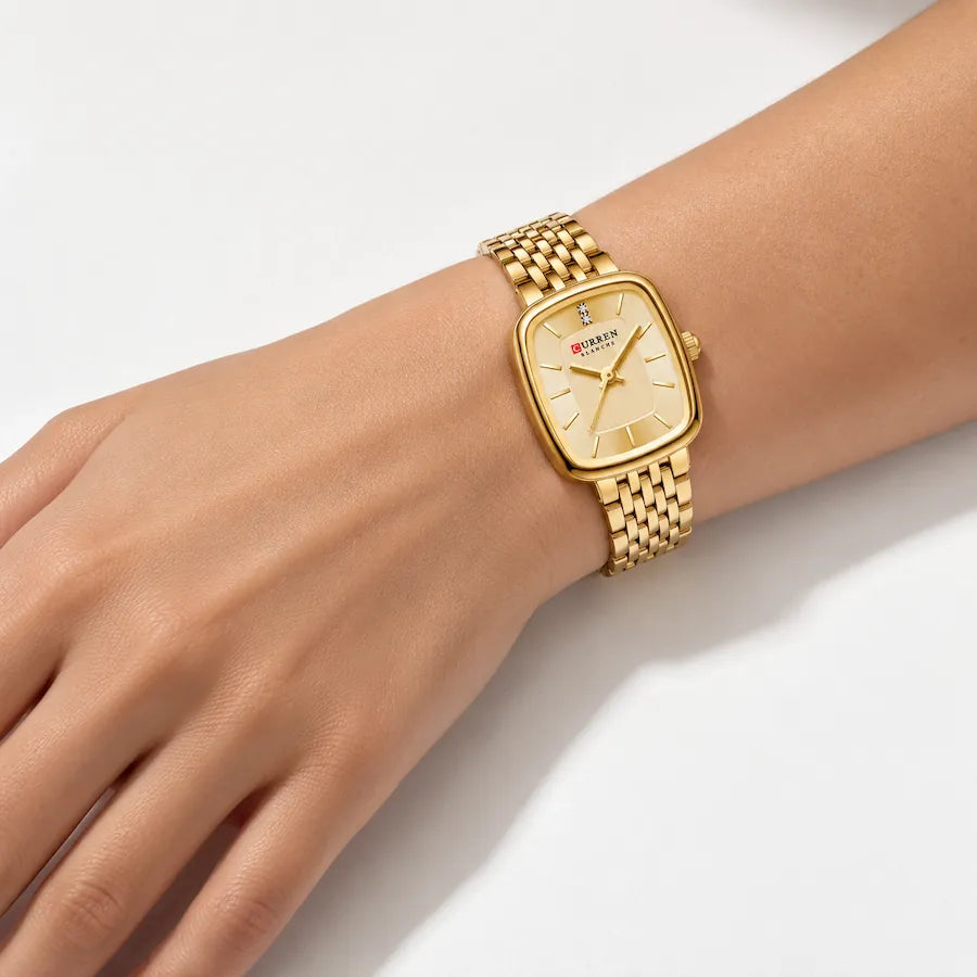 Montre femme dorée Minoran 9093 à cadran doré portée au poignet d’une femme