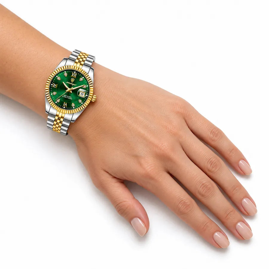 Montre femme dorée à cadran vert Minoran GoldenStar Lady, portée au poignet, main posée sur une table