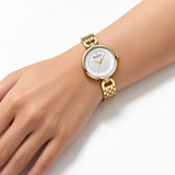 Montre femme dorée Minoran 9052 portée au poignet