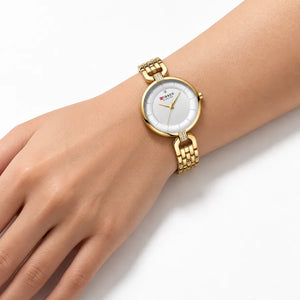 Montre femme dorée Minoran 9052 portée au poignet