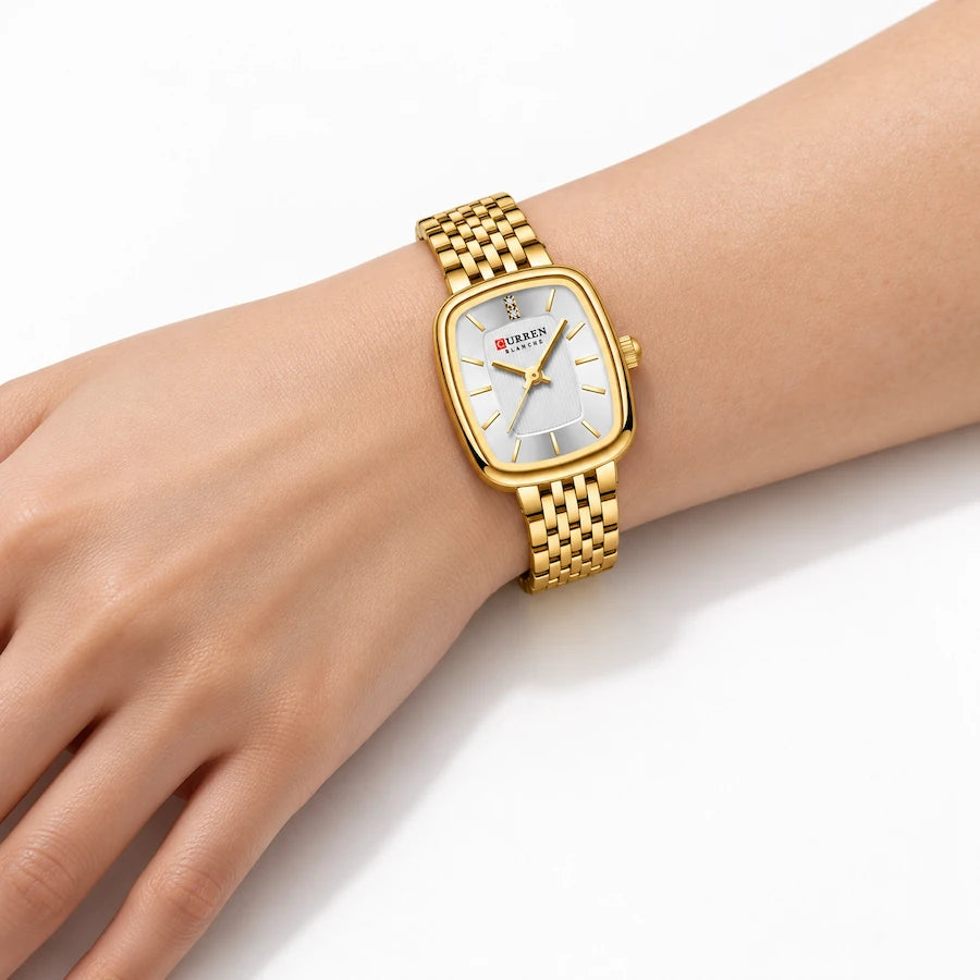 Montre femme dorée Minoran 9093 portée au poignet, avec bracelet fin en acier inoxydable