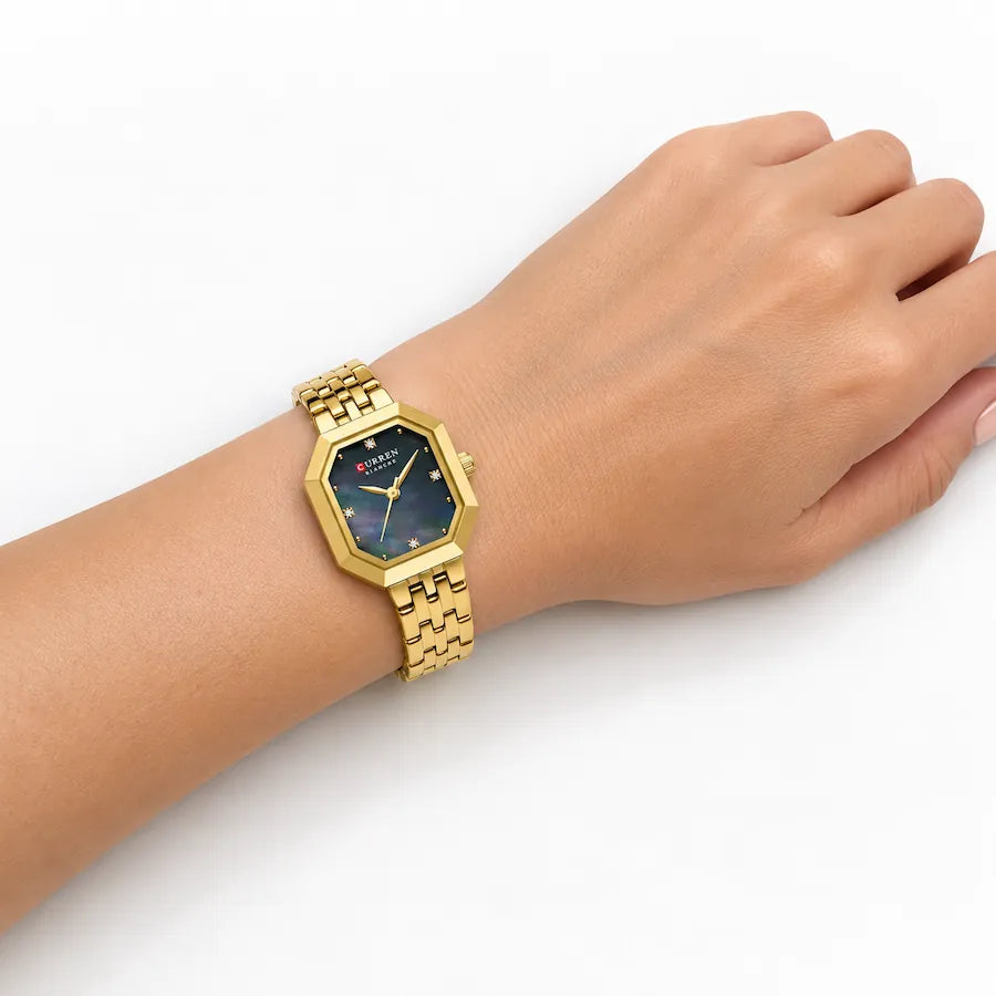 Montre femme dorée rectangulaire Minoran 9108 portée au poignet