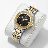 Montre Minoran 9101 à cadran noir et bracelet en acier inoxydable sur coussin blanc