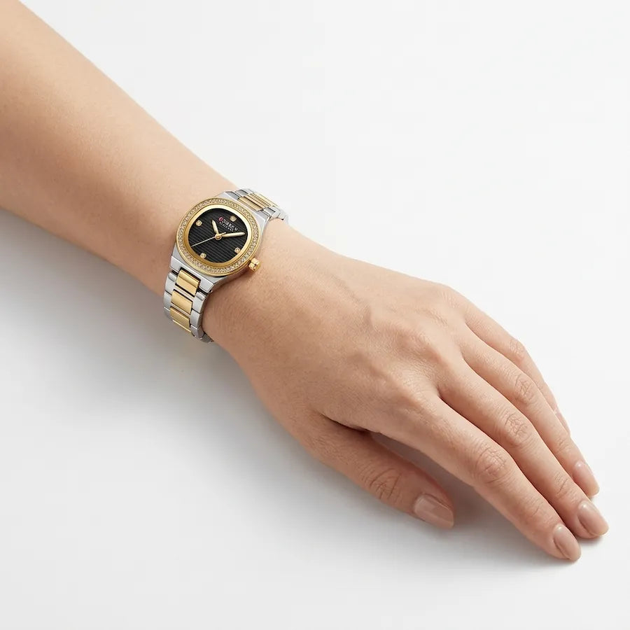 Montre Minoran 9101 à cadran noir portée au poignet, main sur une table
