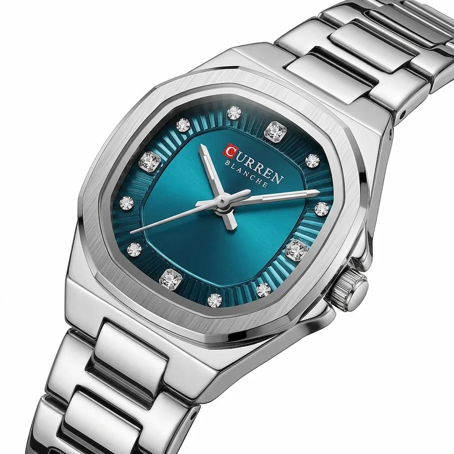 Cadran bleu sans chiffres et repères brillants de la Minoran 9104, vue diagonale