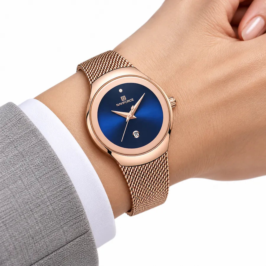 Minoran NF5004 or rose à cadran bleu au poignet avec une veste grise