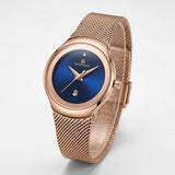 Montre femme Minoran NF5004 or rose à cadran bleu nuit et maille milanaise, vue de trois quarts