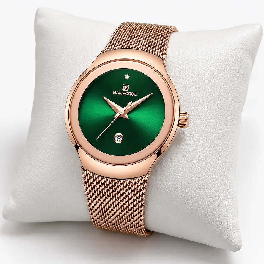 Montre femme or rose Minoran NF5004 à cadran vert présentée sur un coussin blanc