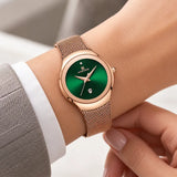 Minoran NF5004 or rose à cadran vert au poignet avec une veste grise
