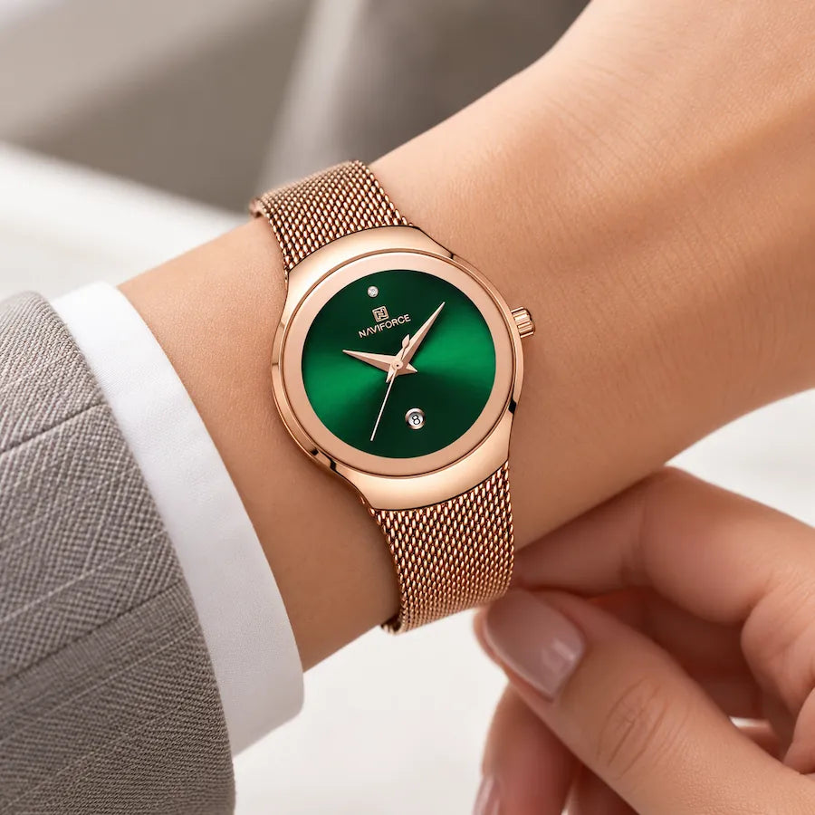 Minoran NF5004 or rose à cadran vert au poignet avec une veste grise