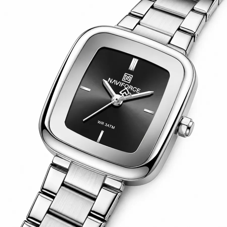 Cadran noir sans chiffres de la Minoran NF5075, quatre index allongés en vue diagonale