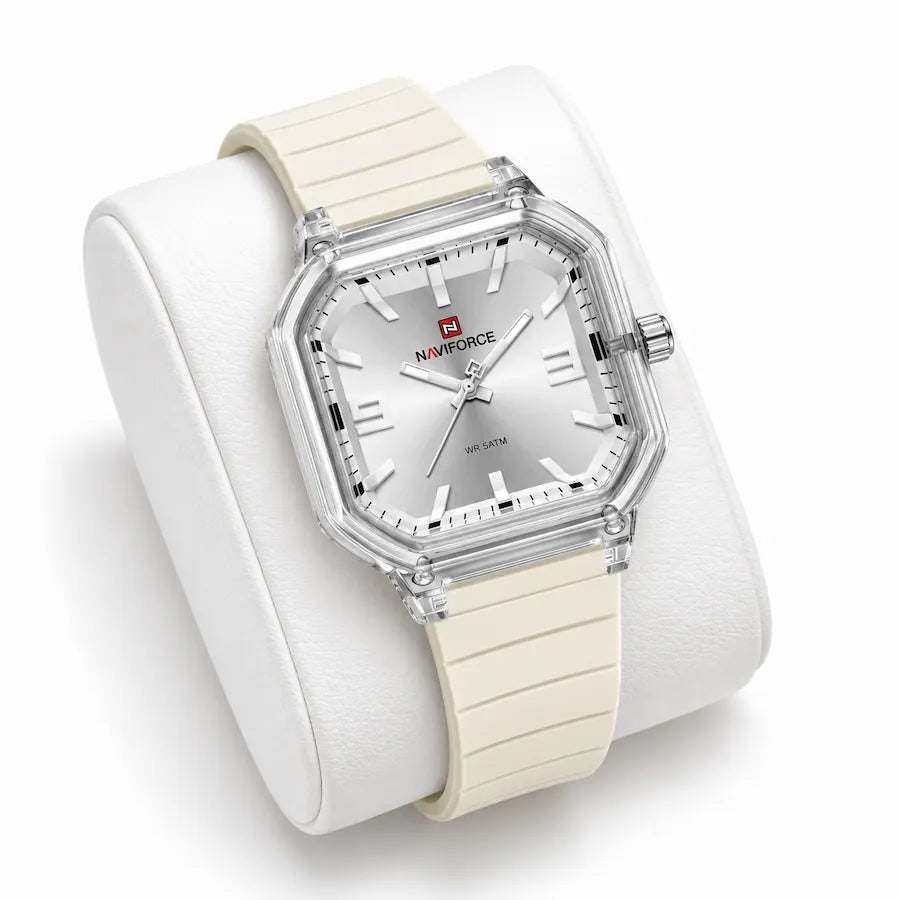 Montre Minoran NF6108, bracelet silicone crème, cadran argenté, sur un coussin blanc