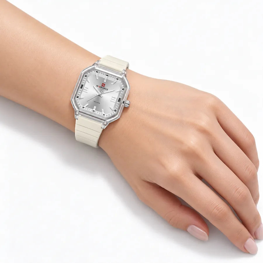 Montre Minoran NF6108, bracelet silicone crème, cadran argenté, portée au poignet
