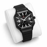 Montre Minoran NF6108, bracelet silicone noir, cadran noir, sur un coussin blanc