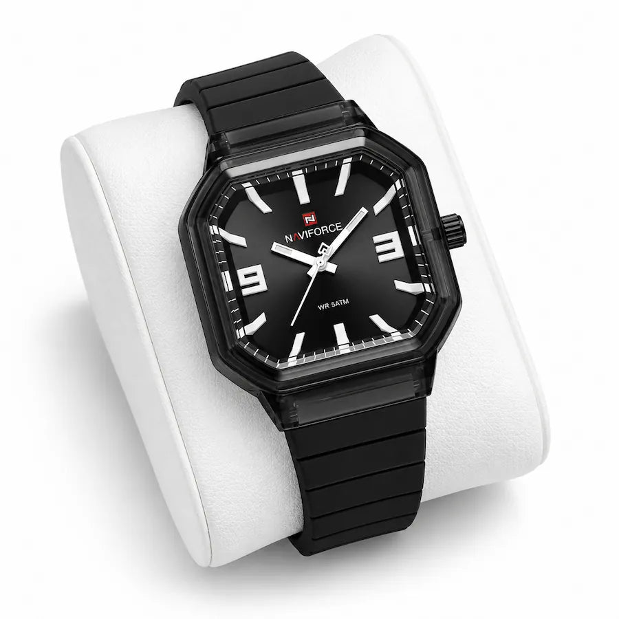 Montre Minoran NF6108, bracelet silicone noir, cadran noir, sur un coussin blanc