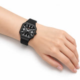 Montre Minoran NF6108, bracelet silicone noir, cadran noir, portée au poignet