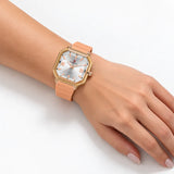 Montre Minoran NF6108, bracelet silicone pêche, cadran argenté, portée au poignet