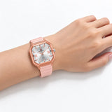 Montre Minoran NF6108, bracelet silicone rose, cadran argenté, portée au poignet