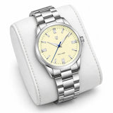 Montre Minoran PD-1731 argentée à cadran jaune posée sur un coussin blanc