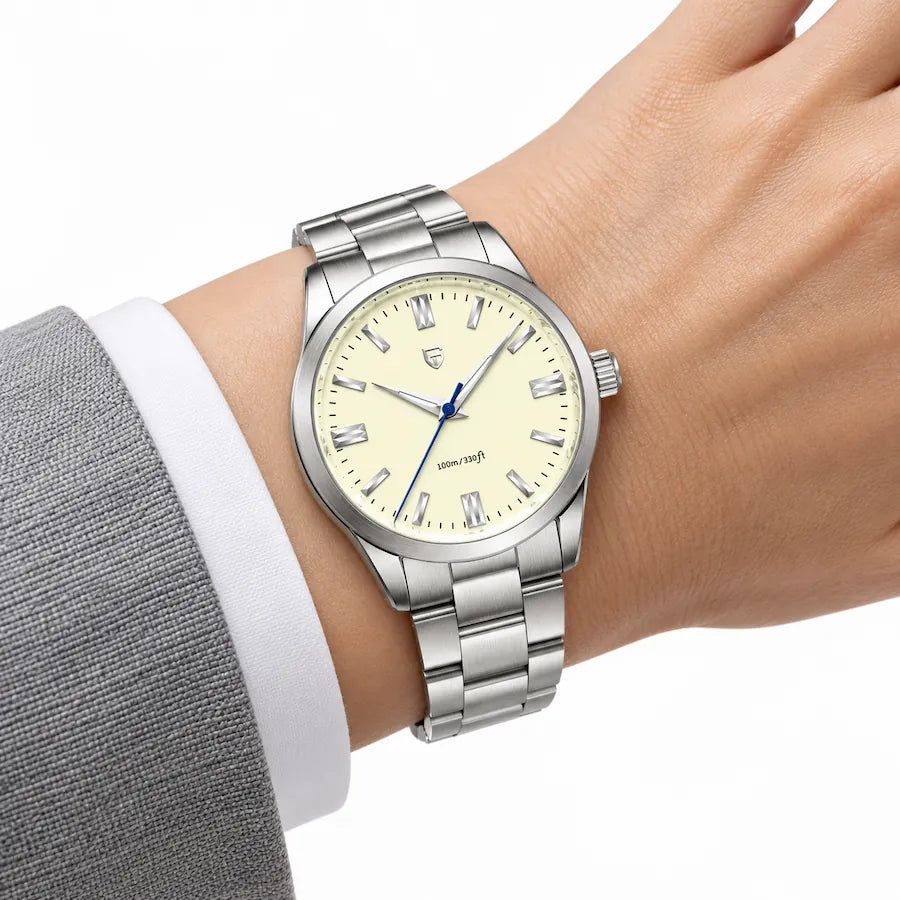 Montre Minoran PD-1731 argentée à cadran jaune au poignet avec un blazer
