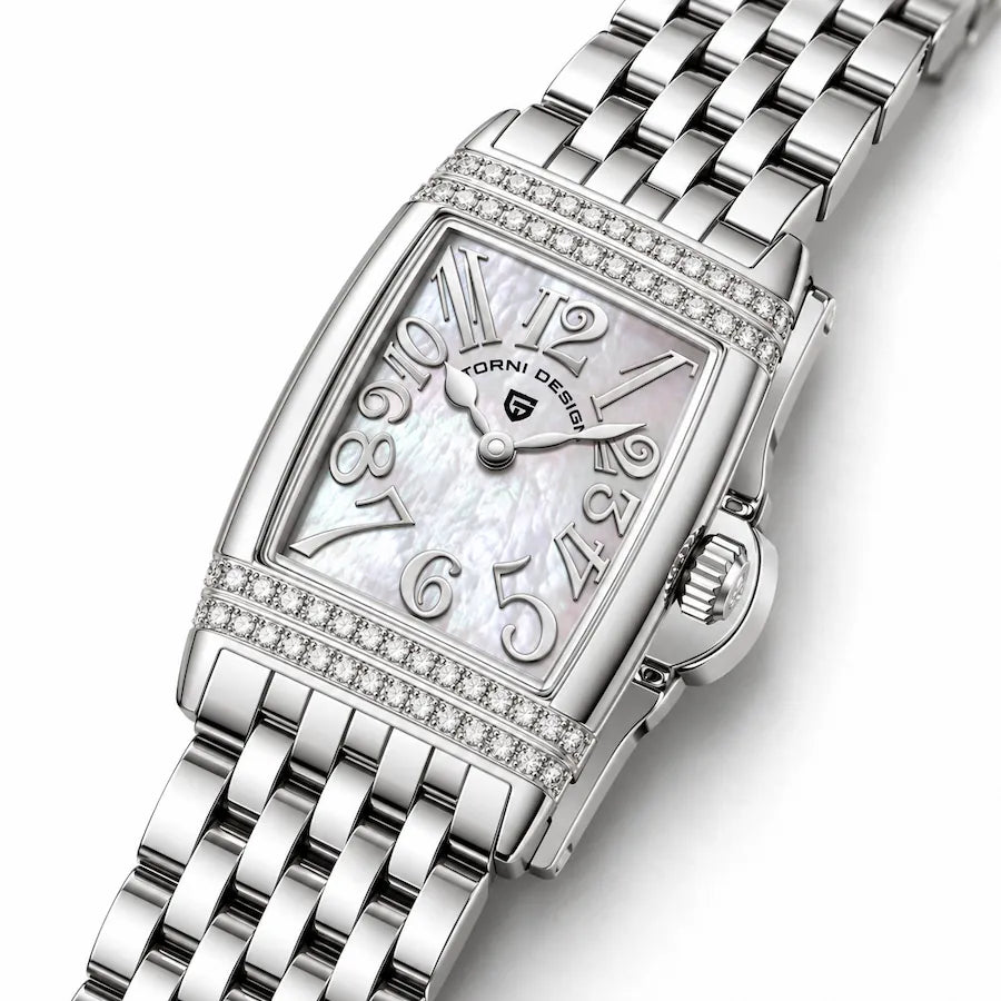 Gros plan sur le cadran blanc de la montre Minoran PD-1737 argentée