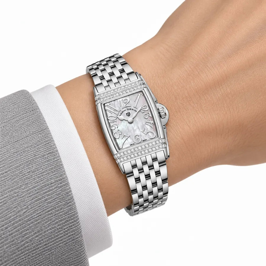 Montre Minoran PD-1737 argentée à cadran blanc au poignet avec un blazer