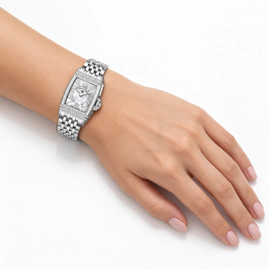 Montre Minoran PD-1737 argentée à cadran blanc portée au poignet
