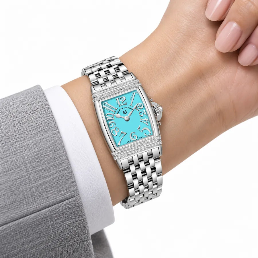 Montre Minoran PD-1737 argentée à cadran bleu au poignet avec un blazer